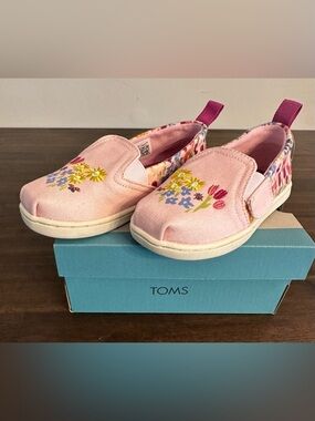TOMS Kids Pink Floral Embroidered Kids Slip-On Sneakers size 7 NWT